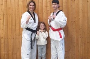 Nihal Kucan links in der Mitte die kleine Tochter und rechts der Sohn und Aushilfscoach Kaan Kucan. Foto: Primal Taekwondo