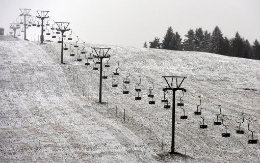 Im Vergleich zum Oktober (Bild) hat der Feldberg nun ordentlich an Schnee gewonnen. Auf einer rund 20 Zentimeter hohen Schneedecke öffnete die erste Piste. Foto: Patrick Seeger/dpa
