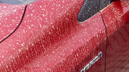 Saharastaub sieht man besonders auf Autos.  Als Blutregen wird die rötliche Färbung von Regen bezeichnet, die vor allem durch Wüstensand oder Staub verursacht wird (Archivbild). Foto: IMAGO/Arnulf Hettrich/IMAGO/Arnulf Hettrich