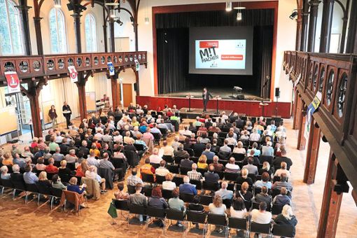 Die Festhalle in Rottenburg ist gut gefüllt: Etwa 200 interessierte Bürger sind zur Auftaktveranstaltung gekommen. Foto: Herfurth