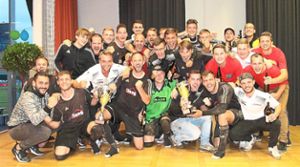 Grenzenloser Jubel: Die Spieler der SGM Hart/Owingen feiern ausgelassen ihren ersten Titelgewinn bei einem Eyachpokalturnier. Foto: Lenski Foto: Schwarzwälder Bote
