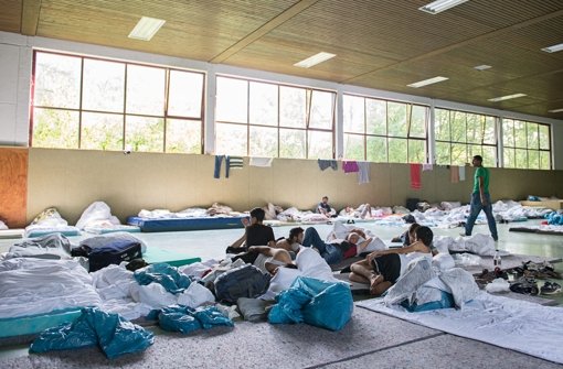 Flüchtlinge liegen am  in der Landeserstaufnahmeeinrichtung für Flüchtlinge in Ellwangen in einer Turnhalle. Foto: dpa