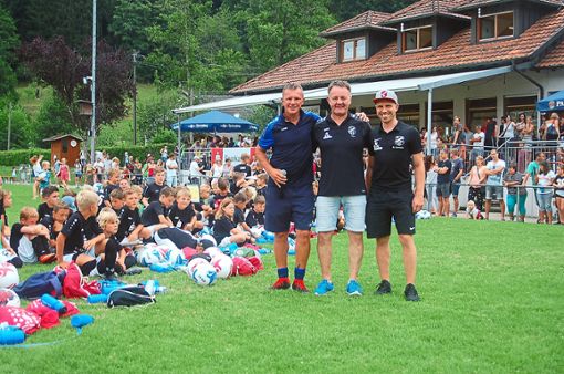 Abschlussfeier des Fußball-Camps (von links): Bernd Voss und die SC-Vorstände Thomas Kreyer und Dominik Hertlein Foto: Bauer Foto: Schwarzwälder Bote