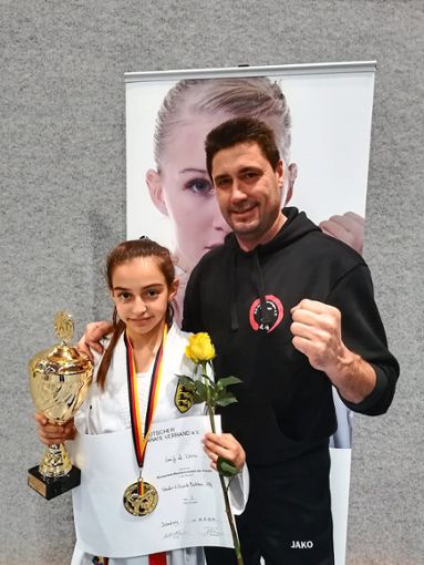Emily Le Fosse mit Goldmedaille, Pokal und ihrem Trainer Alexej Becker. Foto: KDG
