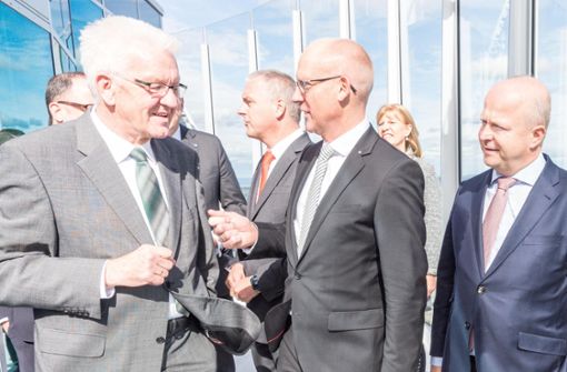 OB Ralf Broß (Mitte) bei der Einweihung des Testturms 2017 mit Ministerpräsident Winfried Kretschmann. Jetzt zieht es den OB selbst beruflich nach Stuttgart. Foto: Nädele