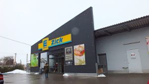 Im Februar hatten sie den  Edeka-Markt in Winterlingen überfallen. Jetzt wird fünf Männern der Prozess gemacht. Es geht auch um weitere Überfälle.   Foto: Kistner