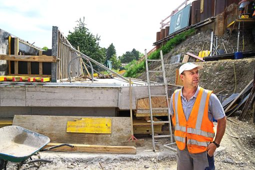 Kaum zu erkennen: Dieses aus Beton gegossene Bauteil wird die neue Eisenbahnbrücke bei Boll. Baustellenleiter Oliver Kazmaier ist zuversichtlich, dass der Zeitplan eingehalten werden kann.  Foto: Stopper Foto: Schwarzwälder Bote