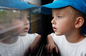 Nahezu unversehrt hat ein kleiner Junge in Furtwangen den Sturz aus einem Fenster überstanden. (Symbolfoto) Foto: gabczi/ Shutterstock