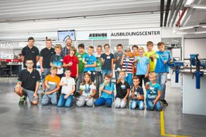 19 Kinder bauten bei Arburg LED-Taschenlampen im Rahmen des Loßburger Sommerferienprogramms.  Foto: Arburg Foto: Schwarzwälder Bote