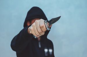 Der zur Tatzeit 25-jährige Angeklagte soll mit einem Messer direkt auf den Inhaber zugegangen sein. (Symbolfoto) Foto: Shutterstock / diy13