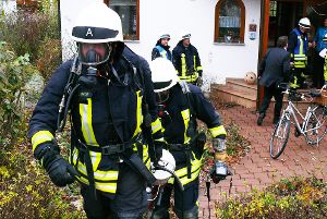 Mit Atemschutzgeräten kommen   Feuerwehrmänner aus dem Haus.  Foto: Hauser Foto: Schwarzwälder-Bote