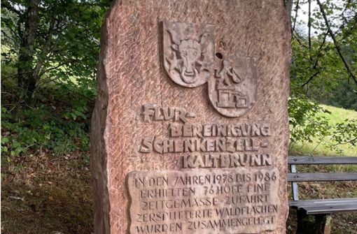 Der Gedenkstein auf der „Wanne“ in Schenkenzell erinnert an die gelungene Flurbereinigung auf den Gemarkungen Schenkenzell und Kaltbrunn. Foto: Schoch