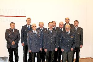 Die geehrten Mitglieder der Burladinger Altersabteilung Burladingen mit Wolfgang Jetter (rechts), Ilija Pilic (hinten rechts) und Harry Ebert (5.v.l.)  Foto: Bender Foto: Schwarzwälder-Bote