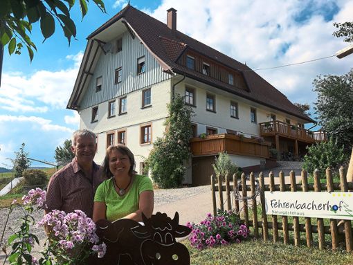 Doris und Norbert Moosmann vor ihrem nun prämierten Naturgästehaus Fehrenbacherhof. Foto: Rajsp Foto: Schwarzwälder Bote