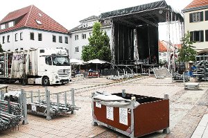 Eifrig wird auf dem Markplatz in Balingen gearbeitet: Bis Freitagabend muss die Bühne fertig sein.  Foto: Hertle