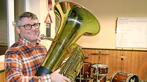 Glänzendes „Blech“: Gerd Großmann mit seiner neuen Tuba. Foto: Gegenheimer