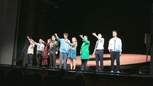 Neun Schauspieler schlüfen im Stück Die letzte Karawanserei in 33 Rollen.  Foto: Zährl Foto: Schwarzwälder Bote