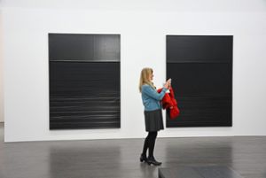 Eine Besucherin betrachtet Beispiele der schwarzen Malerei von Pierre Soulages im Museum Art Plus in Donaueschingen.  Foto: Simon Foto: Schwarzwälder Bote
