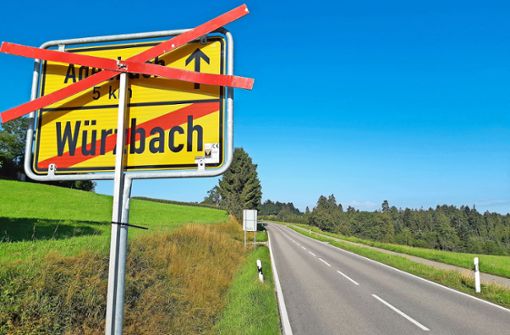 Keine Durchfahrt: Das Ortsausgangsschild von Würzbach weist seit Montag auf die Sperrung hin. Foto: Klormann