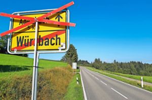 Keine Durchfahrt: Das Ortsausgangsschild von Würzbach weist seit Montag auf die Sperrung hin. Foto: Klormann