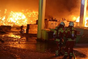In einer Lagerhalle eines Recycling-Betriebs in Rietheim-Weilheim ist am Mittwochmorgen ein Brand ausgebrochen. Foto: Bartler-Team