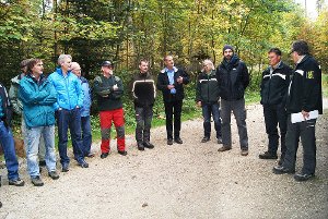 Ein Bild vom Bitzer Forst machten sich die Mitglieder des Gemeinderats bei ihrem Waldbegang. Foto: müb