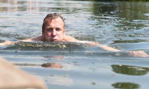 Unser Reporter Jürgen Lück machte 2015 schon den großen Badewassertest im Alten Freibad.  Foto: Hopp