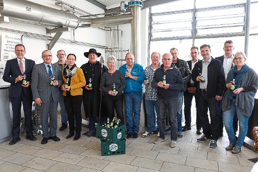 Zur Verkostung des frisch abgefüllten Schäferlaufbiers besuchte eine Delegation aus Wildberg die Hochdorfer Kronenbrauerei. Foto: Buchner