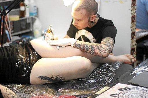 Da ist noch Platz: Eine Frau lässt sich bei der Tattoo-Convention in Balingen den Oberschenkel verschönern.  Foto: Mader