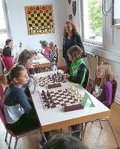 Konzentiert gingen die Mädchen an die Herausforderungen des königlichen Spiels. Foto: Maier Foto: Schwarzwälder-Bote