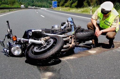 Skurriler Unfall zweier sich bekannter Motorradfahrer. Während der erste auf ihn wartet, fährt ihm sein Kumpel von hinten auf. Foto: dpa/Symbolbild
