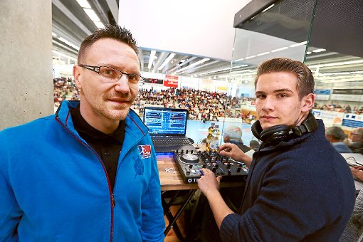 Mit Leidenschaft dabei: der 29-jährige Max Matthes und sein 16-jähriger Kumpanen Lucas Schlagenhauf am DJ-Pult in der vollbesetzten Balinger SparkassenArena. Foto: Maier Foto: Schwarzwälder-Bote