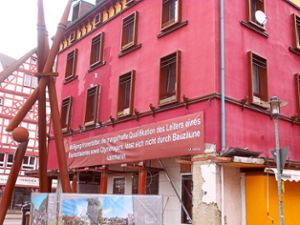 Eine neuer plakativer Angriff auf die Stadtverwaltung prangt am einstigen Belle Arti.   Foto: Schülke