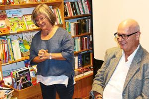 Lucy Lachenmaier und Schriftsteller Alexander Schwarz sind überwältigt vom Interesse an der Literatur.  Foto: Bombardi Foto: Schwarzwälder Bote