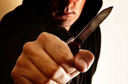 Als der Streit um eine Frau am Freitag in Schwieberdingen eskaliert, zückt ein 22-Jähriger ein Messer und sticht zu (Symbolbild). Foto: Shutterstock/igor.stevanovic (Symbolbild)