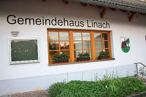 Schmuck sieht es aus, das Gemeindehaus Linach, das jetzt auch mit dem Schriftzug und dem Wappen versehen ist.  Foto: Kommert Foto: Schwarzwälder-Bote