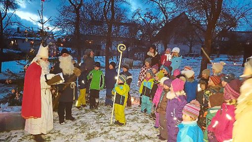 Brave und fleißige Kinder aus Herrenzimmern erhalten vom Nikolaus Geschenke. Foto: Röhrig Foto: Schwarzwälder-Bote