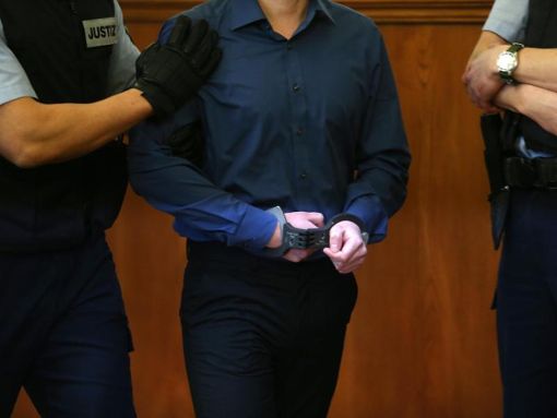Der Angeklagte Sergej W. wird zur Anklagebank gebracht.  Foto: dpa