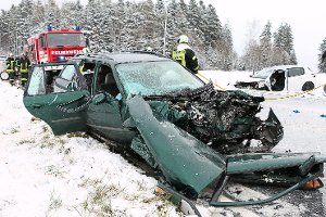 Der Wintereinbruch hat in der Region zu schweren Unfällen geführt. In Loßburg starb der Beifahrer eines Mazda, weitere fünf Personen wurden zum Teil lebensgefährlich verletzt. Zum Artikel Foto:  Feuerwehr