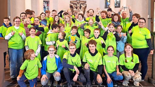 Viele Hände machten das Projekt zur Umgestaltung des Kirchhofs im Rahmen der 72-Stunden-Aktion vor der katholischen Kirche in Baiersbronn zu einem Erfolg. Foto: Monika Braun