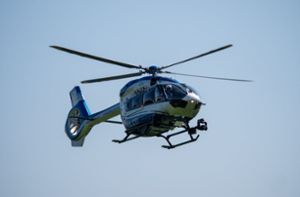 Der Polizeihubschrauber D-HBWU ist über Albstadt in der Luft. (Archivbild) Foto: Heidepriem