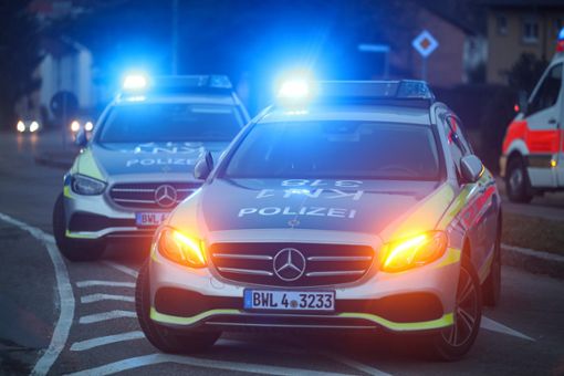 Die Polizei musste bei Pfalzgrafenweiler mit mehreren Kräften und Hubschrauber nach einem schwer verletzten flüchtigen Unfallfahrer suchen. (Symbolbild) Foto: Eich