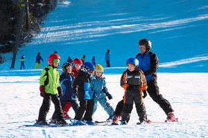 Der Skilift in Dittishausen ist ideal für  die jungen Anfänger. In kleinen Gruppen wird geübt. Unser Bild zeigt  die Kinder mit Robert Kaltenbrunner.  Foto: Bächle Foto: Schwarzwälder-Bote