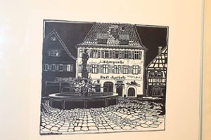 Die Stadtapotheke am Marktplatz auf einem Linolschnitt der Dornstetter Künstlerin Eleonore Kötter. Foto: Schwarzwälder Bote