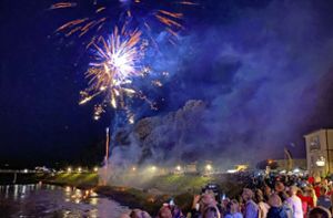 Ein fulminantes Feuerwerk erhellt den Himmel. Foto: Holzer-Rohrer