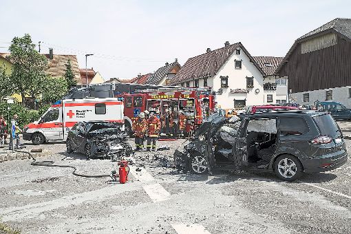 Einen schweren Unfall hat es am Freitagnachmittag in Möttlingen gegeben. Bei einem Frontalzusammenstoß zweier Autos gab es zwei Schwerverletzte. Foto: Richter