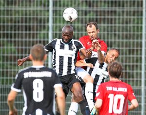 In einer intensiven Partie zogen Balingens Kapitän Manuel Pflumm und sein Team in Sandhausen mit 0:1 den Kürzeren.   Foto: Eibner