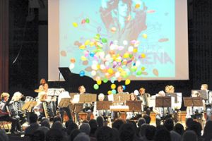 99 Luftballons –  der Nena-Song wurde beim Konzert des Harmonika-Spielrings förmlich greifbar.   Foto: Klisch Foto: Schwarzwälder Bote