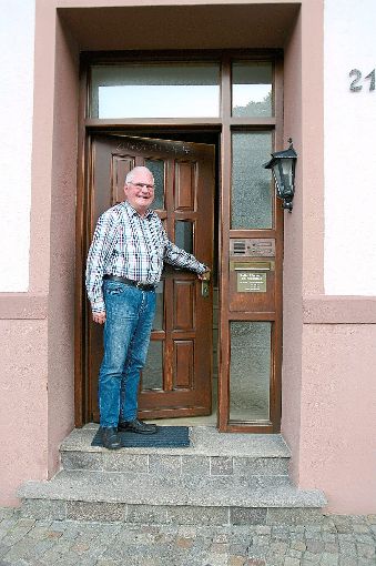Die Tür geht zu:  Pfarrer Gehard Koppelstätter vor dem katholischen Pfarrheim. Foto: Reinhard