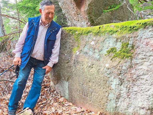 Josef Eisenbeis erinnert sich an die Geschichte von Martin Fugmann, der im Jahr 1938 seine Trauer über eine unglückliche Liebe in einen Stein im Friesenheimer Wald meißelte. Foto: Bohnert-Seidel